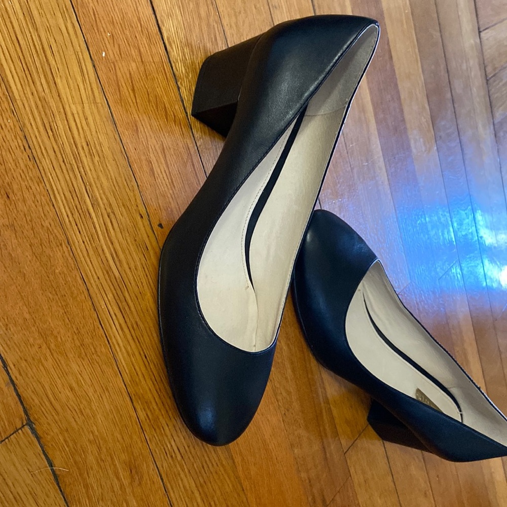 Black leather round toe pump Louise et Cie brand. New.